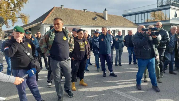 VeDRA odala počast poginulim Srbima: Branitelji burno reagirali, stigla policija! 'Čista provokacija'