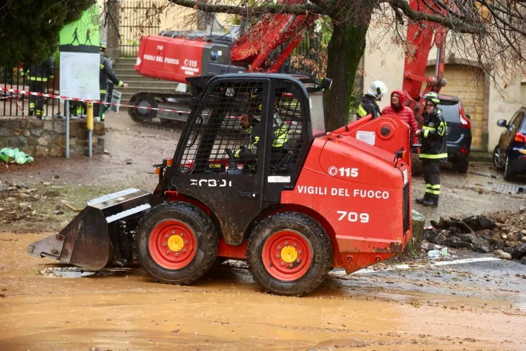 Ljude spašavali s krovova, ima nestalih, deseci odsječeni od svijeta
