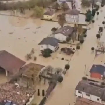 Dramatične snimke iz susjedstva: Ljude spašavali s krovova, ima nestalih