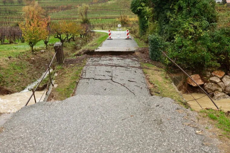 Ljude spašavali s krovova, ima nestalih, deseci odsječeni od svijeta