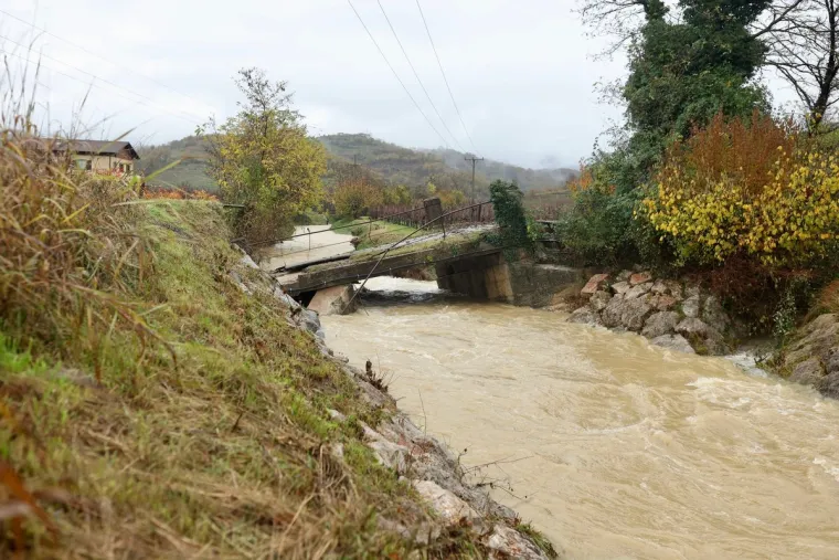Ljude spašavali s krovova, ima nestalih, deseci odsječeni od svijeta