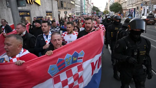 Hrvatski navijači pod najvećim osiguranjem ikad ušli u Crnu Goru: Ovo je kao da dolazi Trump