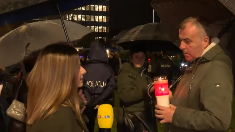 Ni kiša ih nije omela: Veliki broj ljudi u Vukovarskoj ulici pali svijeće