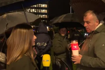 Ni kiša ih nije omela: Veliki broj ljudi u Vukovarskoj ulici pali svijeće