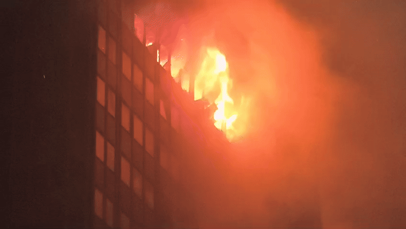 Vjesnik potpuno u plamenu! Pogledajte strašne snimke buktinje, policija: 'Maknite se što dalje...'