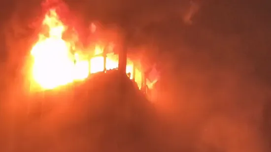 Vjesnik potpuno u plamenu! Pogledajte strašne snimke buktinje, policija: 'Maknite se što dalje...'