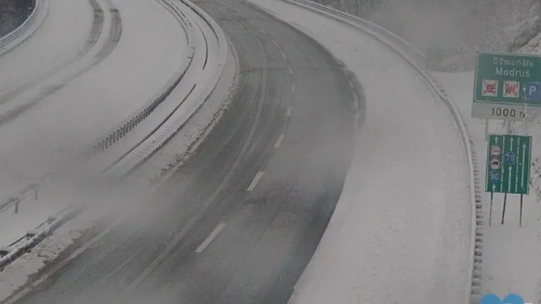 Prevrnuo se kamion na A1, rasulo se gnojivo: Snijeg prekrio autoceste i Sljeme