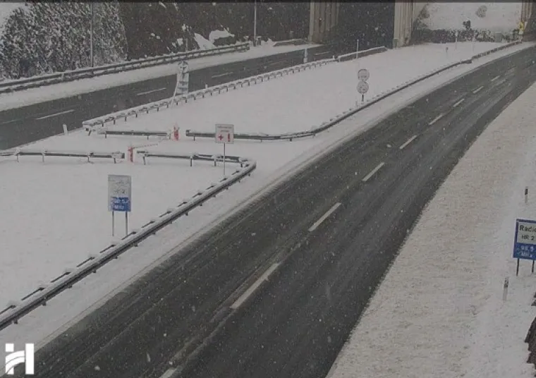 Prevrnuo se kamion na A1, rasulo se gnojivo: Snijeg prekrio autoceste i Sljeme