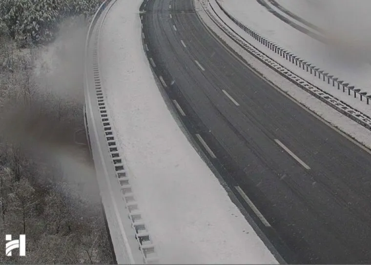 Prevrnuo se kamion na A1, rasulo se gnojivo: Snijeg prekrio autoceste i Sljeme