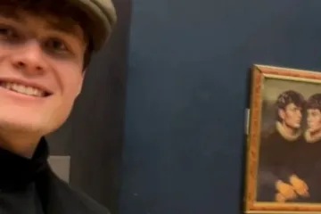 Upravu Louvrea snašlo novo poniženje: Zafrkanti objesili svoje djelo nedaleko od Mona Lise