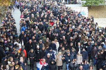 Kolona sjećanja: Tisuće ljudi na 5,5 kilometara dugoj trasi do Memorijalnog groblja