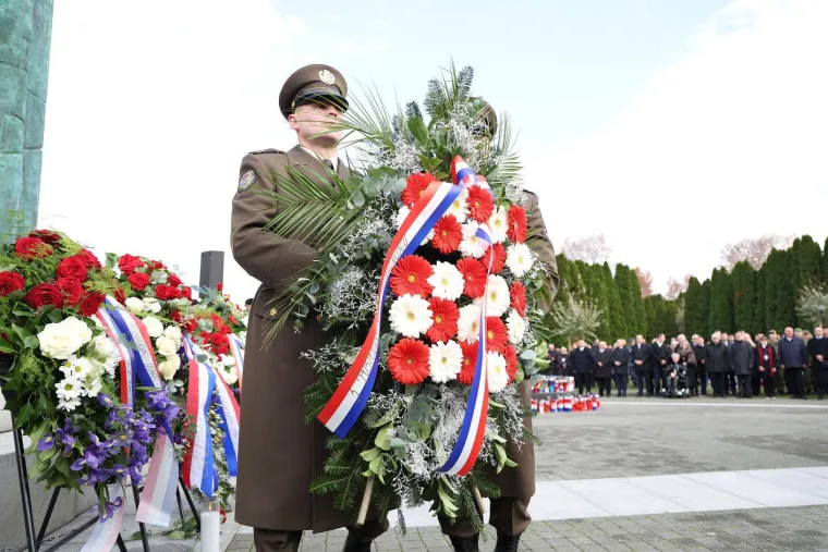 Snažne emocije u Koloni sjećanja, položeni vijenci za sve heroje: 'Zbog svega što pretrpi, Vukovar postade poseban'