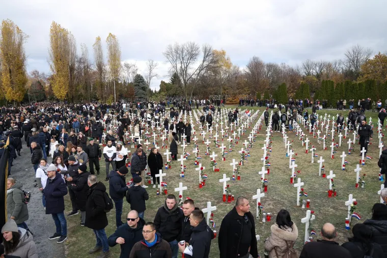 Snažne emocije u Koloni sjećanja, položeni vijenci za sve heroje: 'Zbog svega što pretrpi, Vukovar postade poseban'