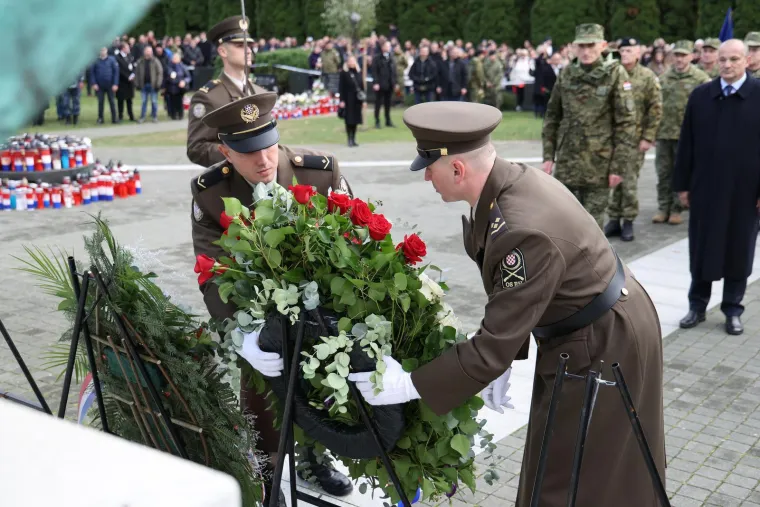 Snažne emocije u Koloni sjećanja, položeni vijenci za sve heroje: 'Zbog svega što pretrpi, Vukovar postade poseban'