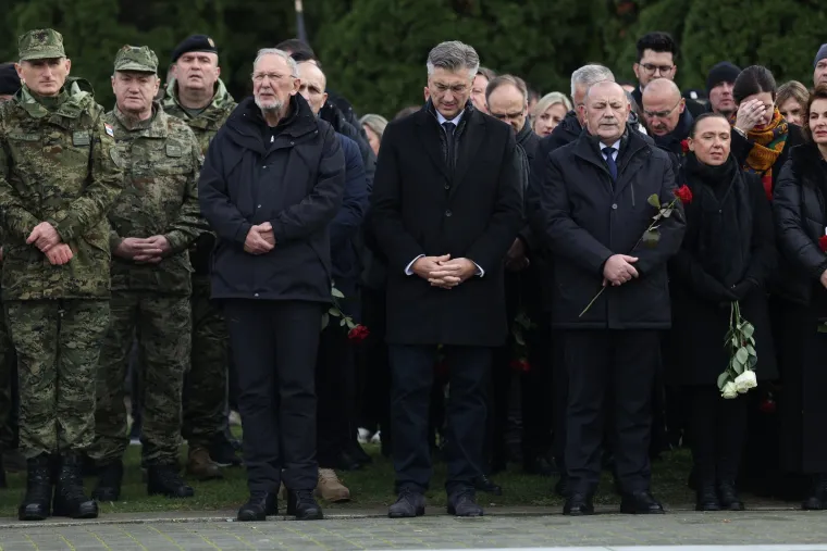 Snažne emocije u Koloni sjećanja, položeni vijenci za sve heroje: 'Zbog svega što pretrpi, Vukovar postade poseban'