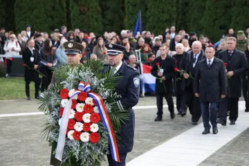 Snažne emocije u Koloni sjećanja, položeni vijenci za sve heroje: 'Zbog svega što pretrpi, Vukovar postade poseban'