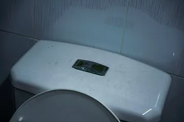 Majka ugurala bebu u kotlić WC-a: Čuo se plač, ruke su joj bile bijele