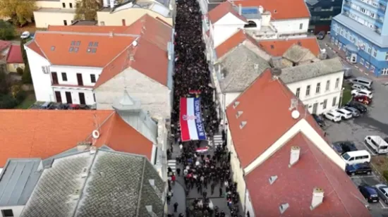 Nevjerojatne snimke iz zraka! Ovako je danas izgledao Grad heroja: Tisuće ljudi u koloni odale počast