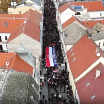 Nevjerojatne snimke iz zraka! Ovako je danas izgledao Grad heroj: Tisuće ljudi u koloni odale počast