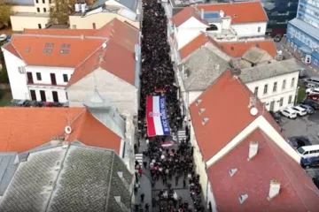 Nevjerojatne snimke iz zraka! Ovako je danas izgledao Grad heroja: Tisuće ljudi u koloni odale počast