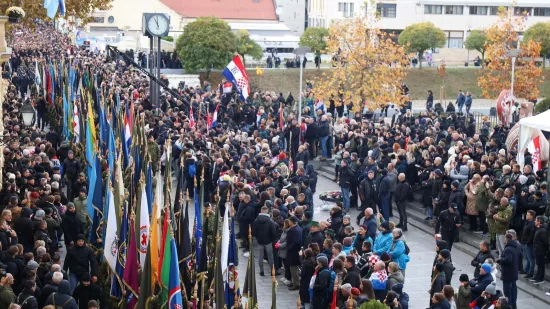 Pogledajte kako je izgledao susret inače sukobljenih navijačkih skupina u Koloni sjećanja