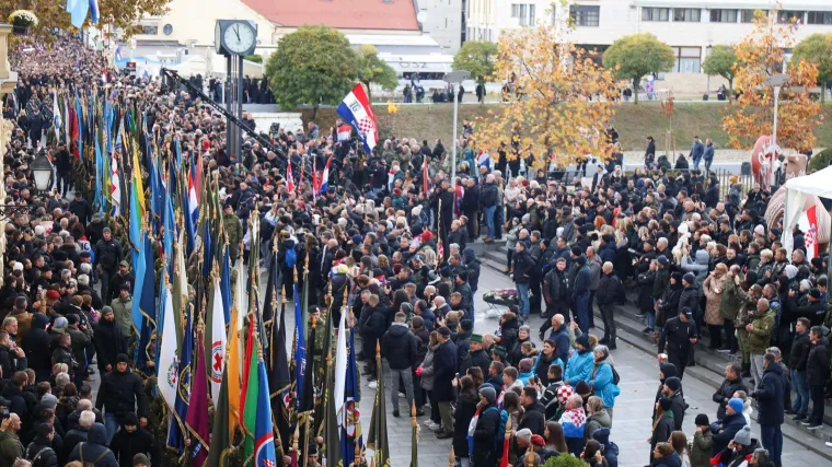 Pogledajte kako je izgledao susret inače sukobljenih navijačkih skupina u Koloni sjećanja