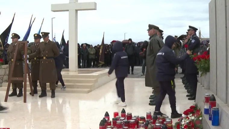 Ni bura ni kiša nisu omele 20 tisuća ljudi iz cijele Hrvatske da i ove godine odaju počast žrtvama Škabrnje