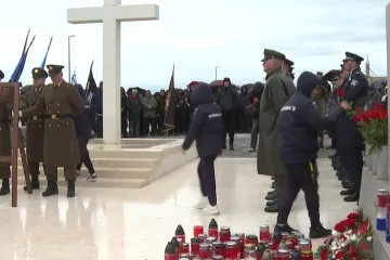 Ni bura ni kiša nisu omele 20 tisuća ljudi iz cijele Hrvatske da i ove godine odaju počast žrtvama Škabrnje