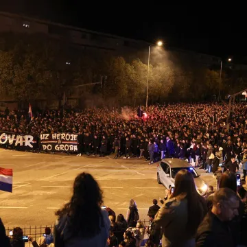 Impresivne slike iz Splita: Rijeka ljudi priključila se Torcidi u nezaboravnom mimohodu za Vukovar
