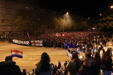 Impresivne slike iz Splita: Rijeka ljudi priključila se Torcidi u nezaboravnom mimohodu za Vukovar