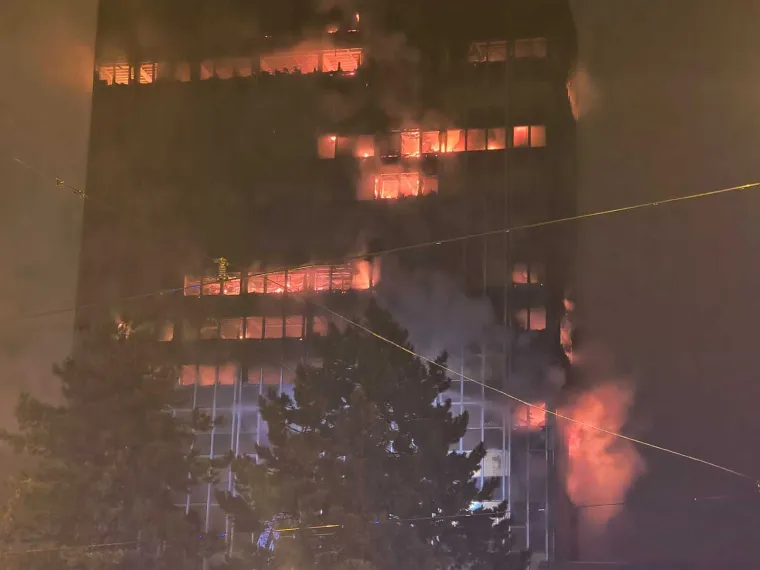 Gledala sam neboder dok gori, pitao je: 'Smijem li napisati da je Vjesnik gotov?' Rekla sam: 'Smije&scaron;...'