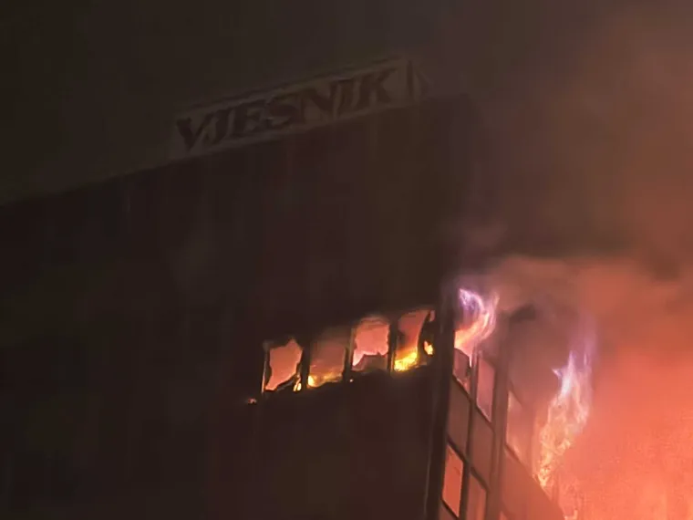 Gledala sam neboder dok gori, pitao je: 'Smijem li napisati da je Vjesnik gotov?' Rekla sam: 'Smije&scaron;...'