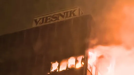 Gledala sam neboder dok gori, pitao je: 'Smijem li napisati da je Vjesnik gotov?' Rekla sam: 'Smiješ...'