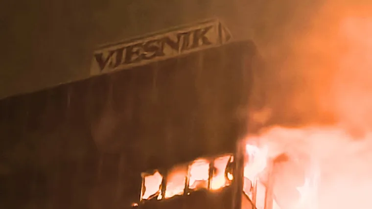 Gledala sam neboder dok gori, pitao je: 'Smijem li napisati da je Vjesnik gotov?' Rekla sam: 'Smije&scaron;...'