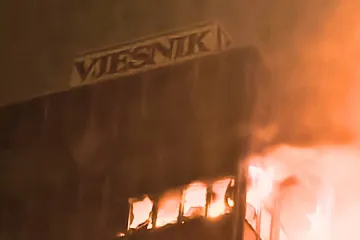 Gledala sam neboder dok gori, pitao je: 'Smijem li napisati da je Vjesnik gotov?' Rekla sam: 'Smiješ...'