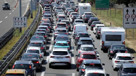 Kilometarske kolone na autocesti, HAK upozorava na snijeg i zabrane, ali i na konja!