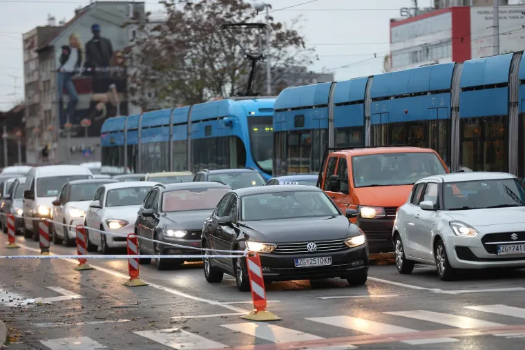 Vatrogasci opet gase dijelove Vjesnika! Mladići prije požara ušli u zgradu, htjeli se popeti na vrh?