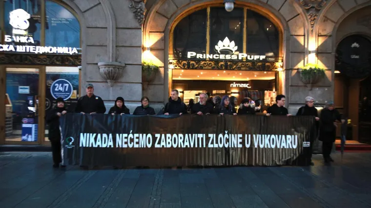 Žene u crnom u Beogradu ra&scaron;irile transparent: 'Nikada nećemo zaboraviti zločine u Vukovaru'