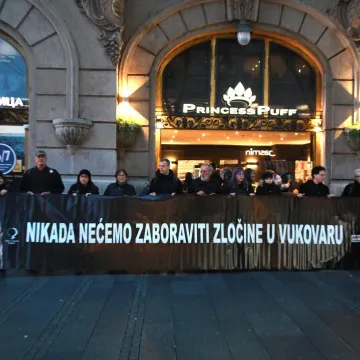 Žene u crnom u Beogradu raširile transparent: 'Nikada nećemo zaboraviti zločine u Vukovaru'