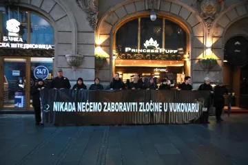 Žene u crnom u Beogradu raširile transparent: 'Nikada nećemo zaboraviti zločine u Vukovaru'