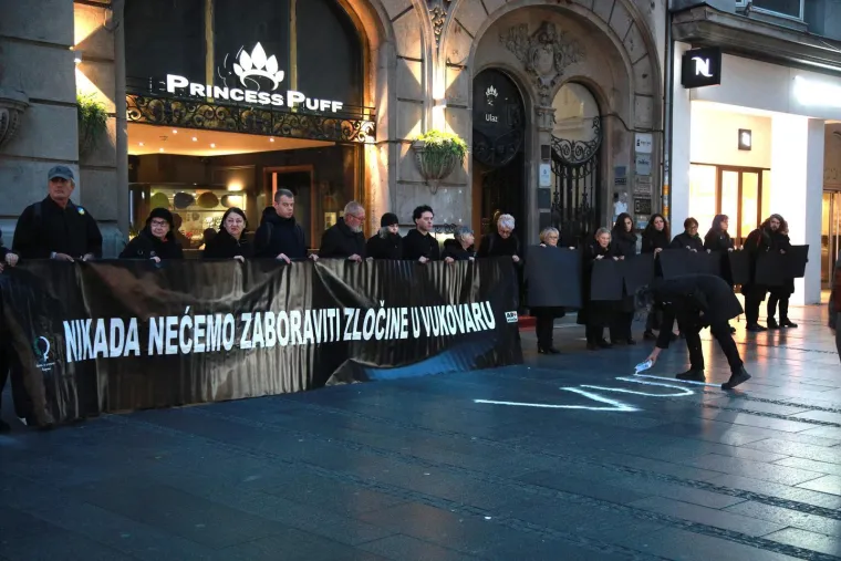 Žene u crnom u Beogradu ra&scaron;irile transparent: 'Nikada nećemo zaboraviti zločine u Vukovaru'