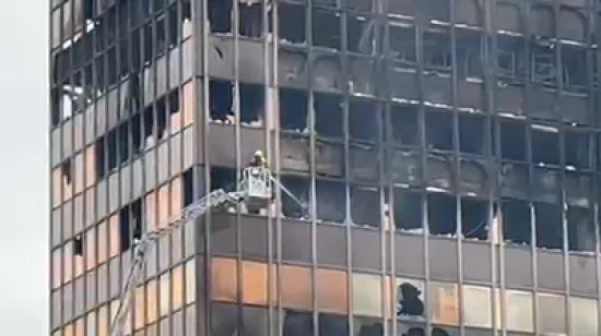 Još uvijek se dimi iz Vjesnika: Pogledajte kako vatrogasci izvana gase požar na 6. katu nebodera