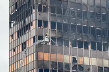 Još uvijek se dimi iz Vjesnika: Pogledajte kako vatrogasci izvana gase požar na 6. katu nebodera