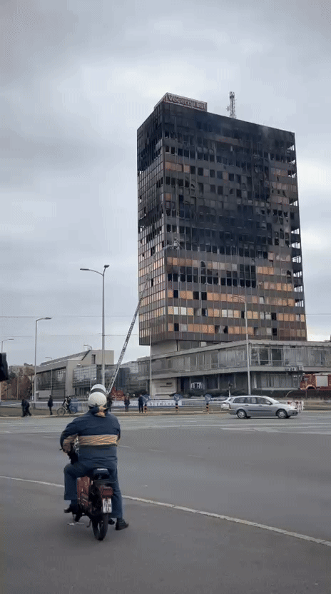 Još uvijek se dimi iz Vjesnika: Pogledajte kako vatrogasci izvana gase požar na 6. katu nebodera