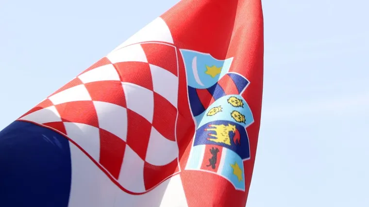 Sramota uoči sjećanja na Vukovar! Maloljetnik kod Garešnice zapalio hrvatsku zastavu