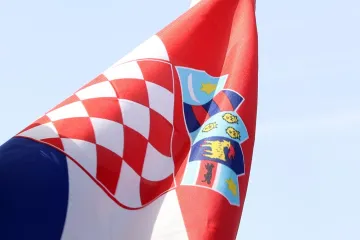 Sramota uoči sjećanja na Vukovar! Maloljetnik kod Garešnice zapalio hrvatsku zastavu