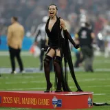 Slavna pjevačica na nezapamćenom udaru zbog detalja na sebi: 'Sramota, izgledaš kao prostitutka'