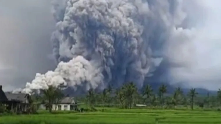 Pogledajte erupciju gigantskog vulkana: Stup pepela šiklja 17 kilometara u nebo