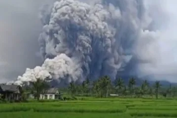 Pogledajte erupciju gigantskog vulkana: Stup pepela šiklja 17 kilometara u nebo