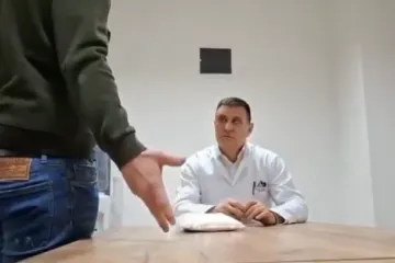 Dodikova 'desna ruka' snimljena s bijelom vrećicom! On tvrdi: 'To je prašak, klasična namještaljka'